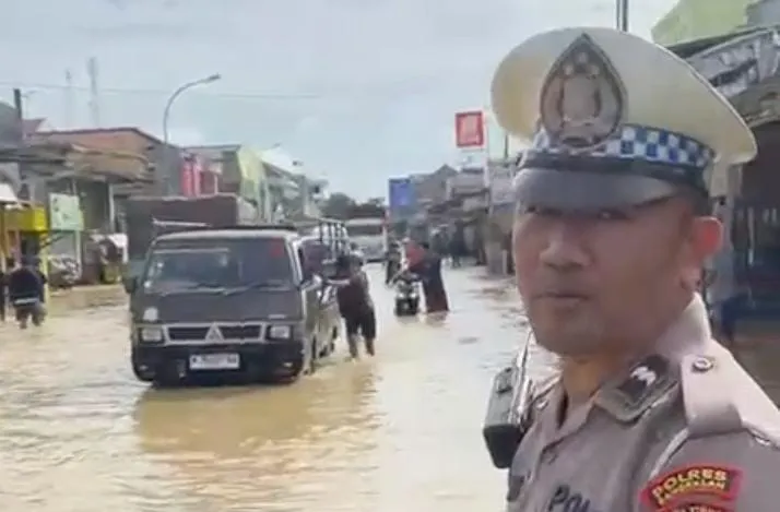 Banjir Kembali Terjang Blega, Motor Naik Gledek, Mobil Pasrah Didorong (Ilustrasi)
