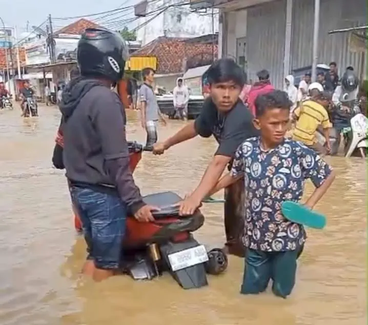 Blega Banjir Lagi: Air Tanpa KTP atau Pemerintah yang Liburan? (Ilustrasi)