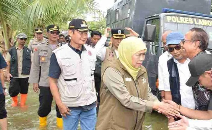 Gubernur Jatim Khofifah Indar Parawansa saat meninjau genangan air pemukiman warga (Foto/Istimewa)