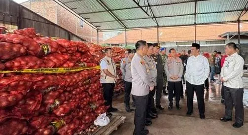 Menteri Pertanian Andi Amran Sulaiman (kanan) bersama aparat penegak hukum meninjau ribuan karung bawang bombay ilegal hasil penyitaan di sebuah gudang di Semarang Utara, Jawa Tengah, Sabtu (10/1/2026). Sebanyak 6.172 karung atau sekitar 133,5 ton bawang bombay tanpa dokumen resmi diamankan karena diduga hasil penyelundupan dan berpotensi mengancam ekosistem pertanian nasional (Foto/Sul)