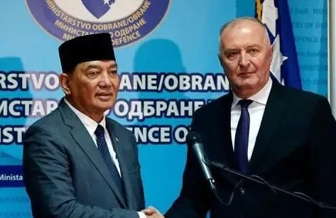Menteri Pertahanan RI Sjafrie Sjamsoeddin (kiri) berjabat tangan dengan Menteri Pertahanan Bosnia dan Herzegovina Zukan Helez usai pertemuan bilateral di Gedung Kementerian Pertahanan Bosnia dan Herzegovina, Sarajevo, Minggu (11/1).