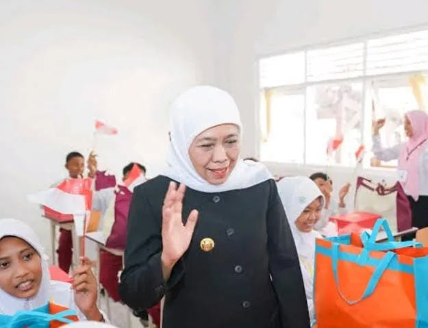 Gubernur Jawa Timur Khofifah Indar Parawansa sedang berada ditengah Siswa (Foto/Istimewa)