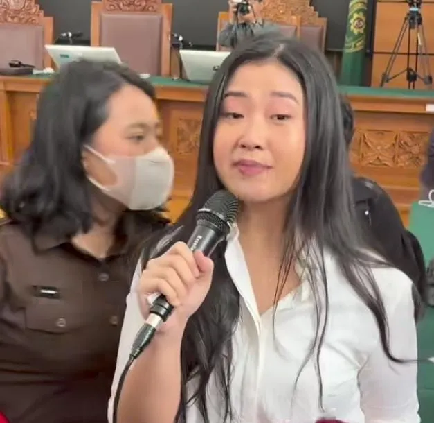 Laras Faizati menyampaikan pernyataan usai sidang putusan di Pengadilan Negeri Jakarta Selatan (foto/Adi)