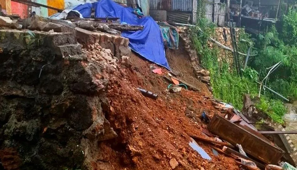 Kondisi Longsor Terjang Dua Desa di Sampang, Satu Rumah Hanyut (Foto/Kompas)