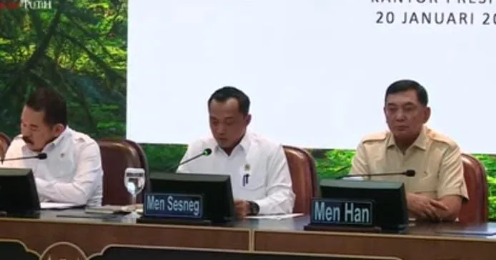 Menteri Sekretaris Negara menyampaikan keterangan pers terkait keputusan Presiden Prabowo Subianto mencabut izin 28 perusahaan yang terbukti melanggar pemanfaatan kawasan hutan, dalam konferensi pers di Jakarta, Senin (20/1/2026). Pemerintah menegaskan komitmen penertiban usaha berbasis sumber daya alam dan perlindungan lingkungan (Foto/Adi)
