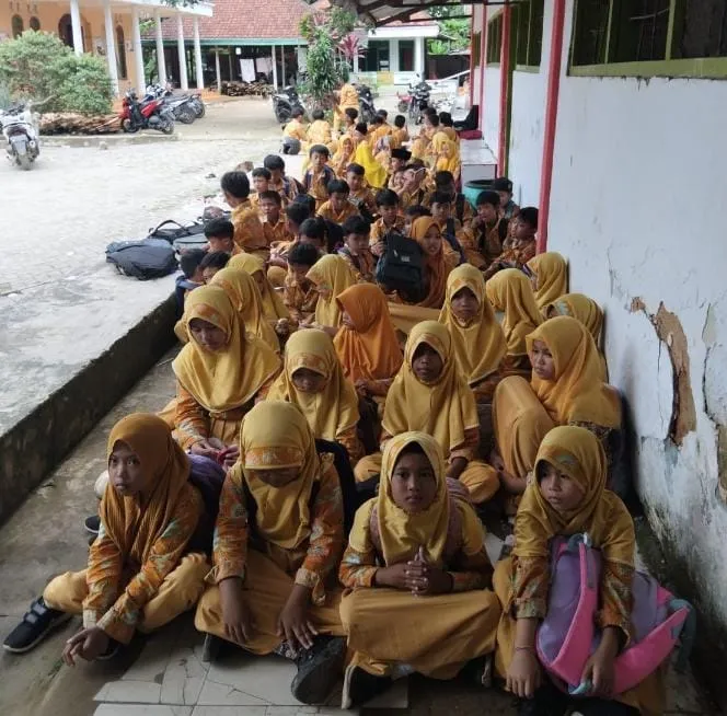 Cerita Pendidikan dari Bangkalan: Kelas Ambruk, Siswa Belajar Tanpa Alas (Ilustrasi)