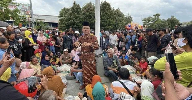 Ribuan warga berkumpul di ruang publik sambil menggelar syukuran dan aksi cukur gundul sebagai bentuk ekspresi setelah Bupati Pati ditetapkan sebagai tersangka oleh KPK. Aksi tersebut menjadi perhatian masyarakat dan terekam dalam suasana ramai penuh warga. (Foto/detik.com)
