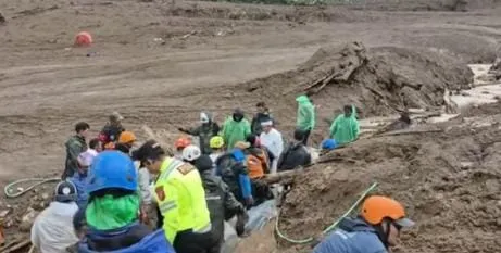 Petugas gabungan melakukan evakuasi dan pencarian korban di lokasi longsor Kabupaten Bandung Barat, di tengah cuaca dan kondisi tanah yang masih labil (Foto/Dho)