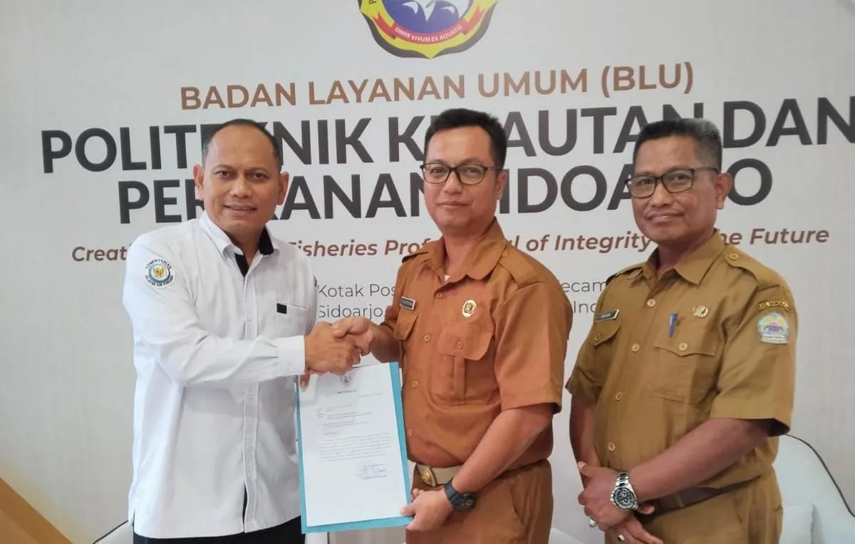 Plt Kepala Dinas Pertanian Tanaman Pangan, Hortikultura, dan Perkebunan Bangkalan, Chk Karyadinata saat menyerahkan surat pengajuan terhadap PKP (Foto/Istimewa)
