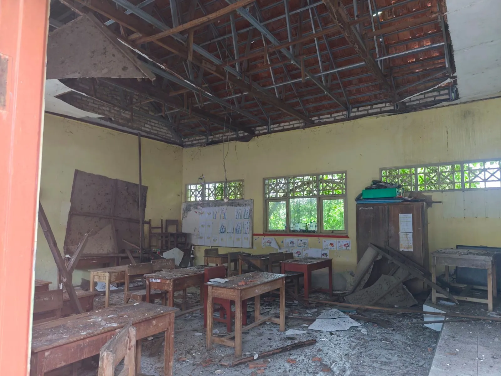 Kondisi ruang kelas I SDN Kramat 1 usai plafon ambruk saat jam pelajaran (Dok. Istimewa)