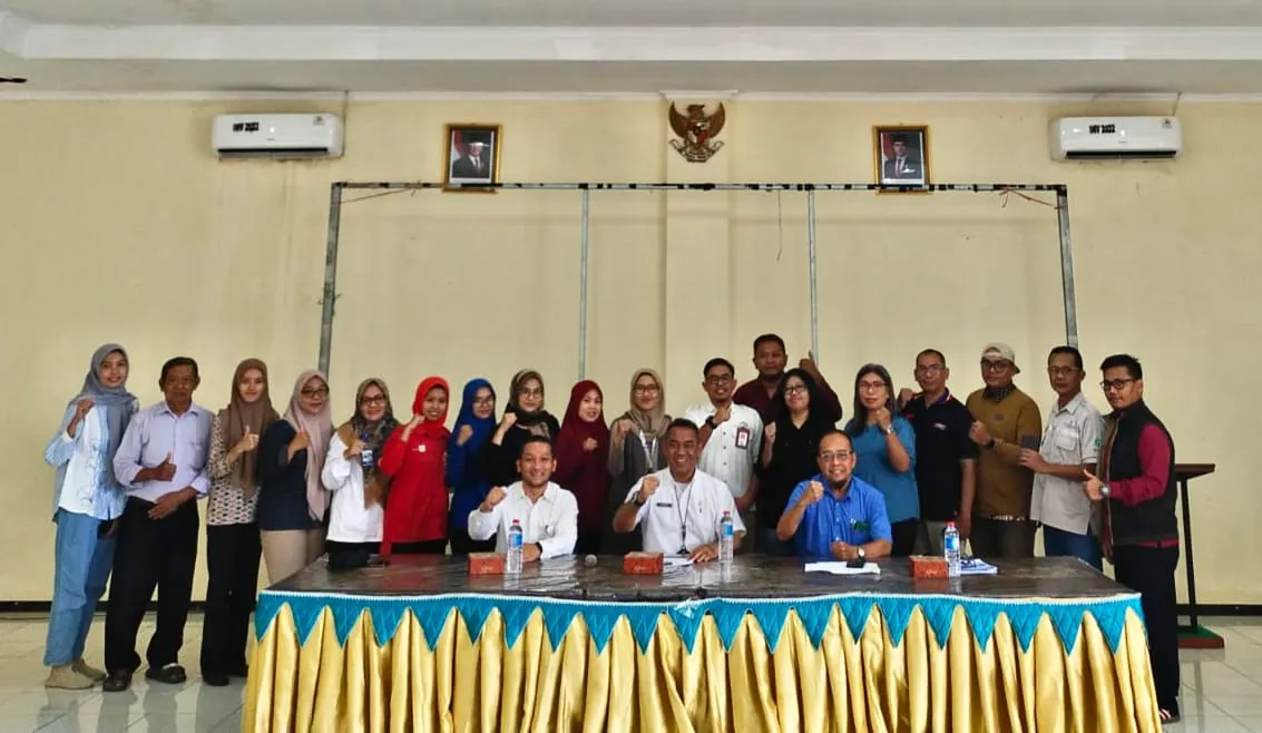 Foto bersama Kadis Jemmi Tria Sukmana dan tim Disprinaker Bangkalan dengan HRD perusahaan dalam kegiatan sosialisasi UMK & UMSK 2026 (foto/istimewa)