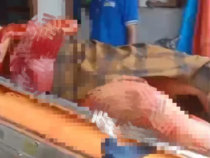 Korban penikaman di Dusun Kelowangan, Kecamatan Tanah Merah, Bangkalan, saat mendapat penanganan medis. Polisi masih memburu dua terduga pelaku yang melarikan diri usai insiden kekerasan bersenjata tajam tersebut (Foto/Scren)