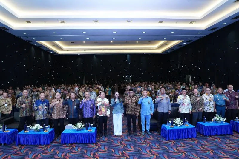Direktur Jenderal Bina Keuangan Daerah Kemendagri Agus Fatoni bersama Gubernur Maluku Utara Sherly Tjoanda saat menghadiri Rekordas Pengelolaan Keuangan Daerah 2026 di Ternate, Jumat (30/1/2026), guna memperkuat transparansi dan efektivitas pengelolaan APBD di seluruh Indonesia.