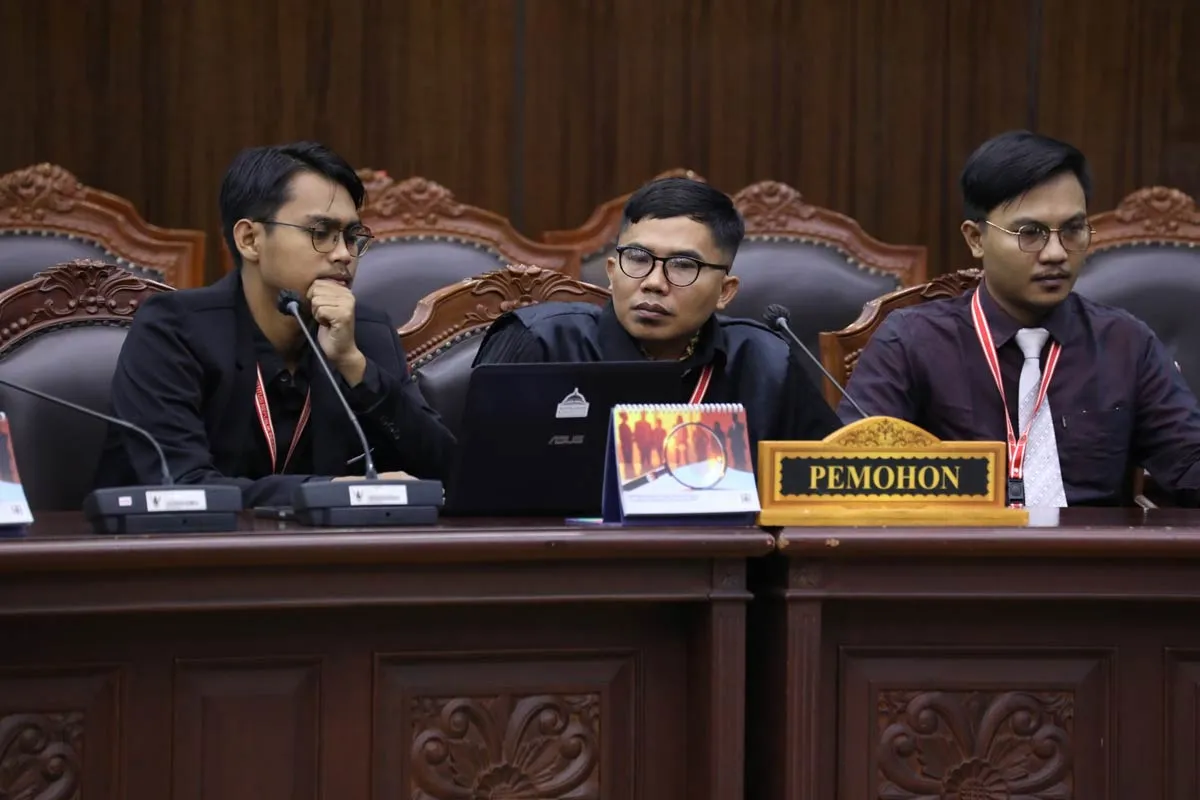 Anggaran pendidikan kembali jadi sorotan. Program Makan Bergizi Gratis (MBG) yang menyedot hampir 29 persen dana pendidikan tahun 2026 kini digugat ke Mahkamah Konstitusi. Pemohon menilai kebijakan ini mengancam mandat konstitusi, mempersempit ruang peningkatan mutu pendidikan, dan berdampak langsung pada kesejahteraan guru honorer.