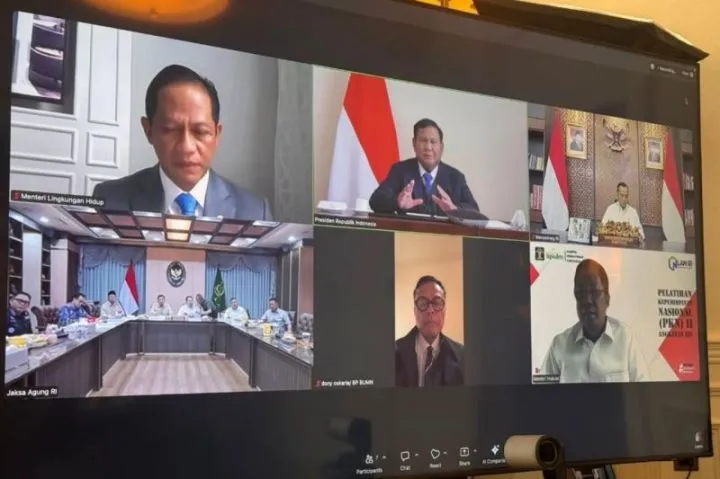 Presiden Prabowo Subianto memimpin rapat terbatas Satgas Penertiban Kawasan Hutan secara daring dari London, menegaskan komitmen pemerintah untuk berperang melawan perusakan hutan dan memperkuat penegakan hukum demi kelestarian lingkungan Indonesia.