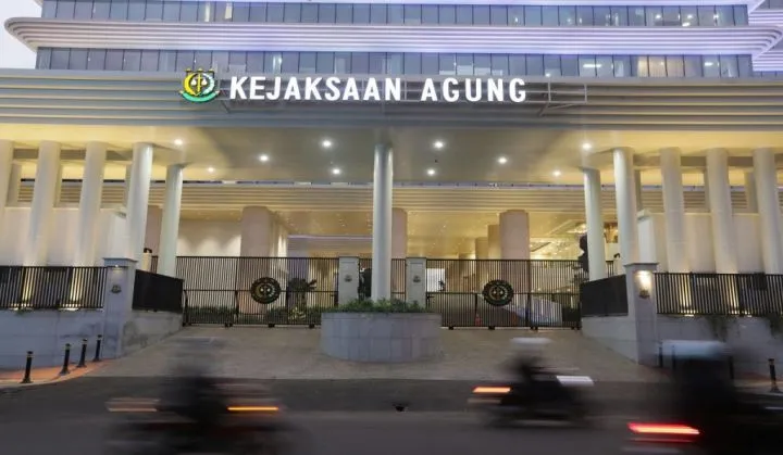 Gedung Kejaksaan Agung RI di Jakarta. Kejagung melakukan penjemputan terhadap Kajari Sampang untuk pemeriksaan internal terkait dugaan penyalahgunaan kewenangan.