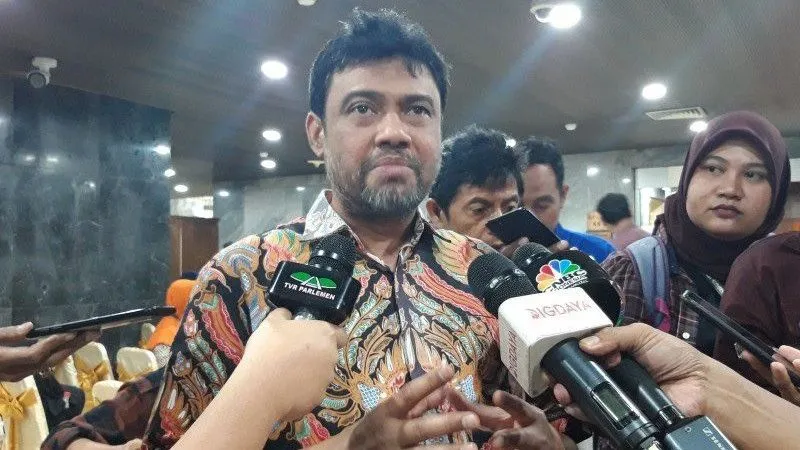 Presiden KSPI memberikan keterangan kepada awak media terkait rencana gugatan penetapan UMP DKI Jakarta 2026 ke PTUN. Buruh menilai upah minimum yang ditetapkan belum mencerminkan kebutuhan hidup layak di tengah tingginya biaya hidup ibu kota.
