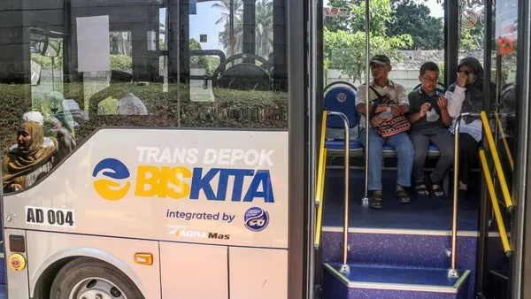 Layanan BisKita Trans Depok kini resmi berganti nama menjadi Teman Bus mulai Januari 2026. Warga masih bisa menikmati layanan gratis hingga April, sebelum skema tarif Rp 6.000 diberlakukan untuk seluruh rute. Pemerintah memastikan tarif tetap terjangkau demi mendorong masyarakat beralih ke transportasi publik.