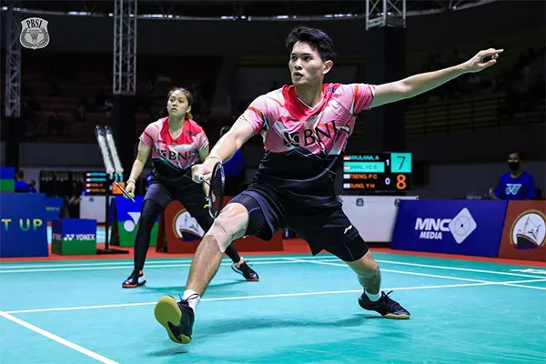 Tampil penuh semangat juang, Adnan Maulana/Indah Cahya Sari Jamil berhasil bangkit dari tekanan dan melaju ke semifinal Thailand Masters 2026. Meski sempat tertinggal, ketenangan dan mental juara membawa mereka meraih kemenangan dramatis. Siap berjuang demi Merah Putih.