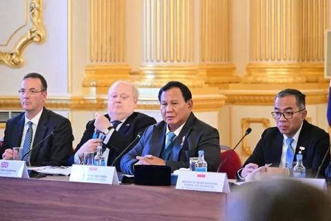 Prabowo Subianto memaparkan strategi pendidikan Indonesia dalam forum di London, menegaskan komitmen penguatan kualitas SDM dan kerja sama internasional demi masa depan bangsa.