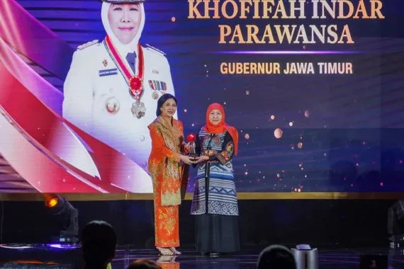 Gubernur Jawa Timur Khofifah Indar Parawansa bersama Menkomdigi Meutya Hafid meluncurkan Program Talenta Digital Jatim Mendunia di Gedung Negara Grahadi, Surabaya. Program ini ditujukan untuk mencetak sumber daya manusia digital berdaya saing global sekaligus memperkuat ekosistem transformasi digital di Jawa Timur.