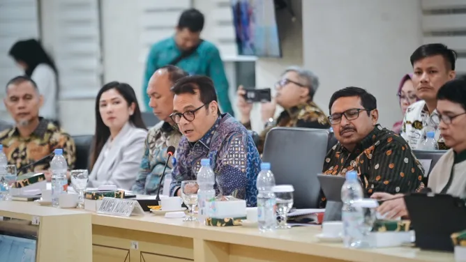 Komdigi mencatat sekitar 27 ribu aplikasi pemerintah yang tersebar dan saling tumpang tindih di pusat hingga daerah. Lewat SPBE, pemerintah menargetkan integrasi layanan digital agar birokrasi lebih efisien dan layanan publik makin mudah diakses masyarakat.