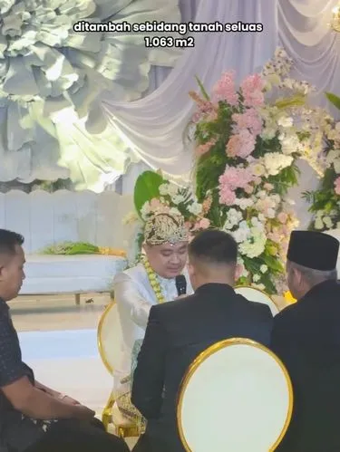 Akad nikah sultan viral di Garut! Mahar yang diucapkan bikin MC dan tamu terpana: tanah Rp 1,8 miliar + emas 50 gram, dibayar tunai. Prosesi tetap sederhana, tapi mas kawinnya luar biasa.