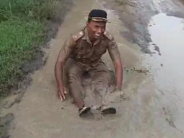 Seorang kepala desa melakukan protes unik dengan mandi lumpur di jalan rusak yang tak kunjung diperbaiki. Aksi simbolik ini menjadi bentuk jeritan warga desa agar pemerintah segera turun tangan memperbaiki infrastruktur yang sudah lama memprihatinkan.