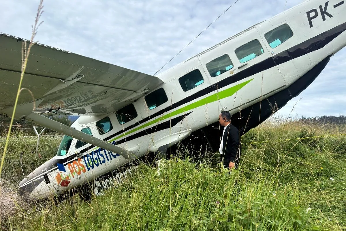Insiden tragis terjadi di Boven Digoel, Papua Selatan. Pesawat Smart Air ditembaki oleh kelompok bersenjata saat mendarat, mengakibatkan pilot dan kopilot meninggal dunia. Aparat keamanan kini melakukan penyelidikan mendalam untuk mengungkap pelaku dan motif serangan tersebut.