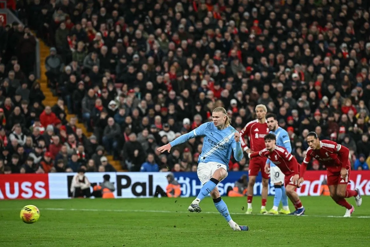 Manchester City sukses menaklukkan Liverpool 2-1 di Anfield pada pekan ke-25 Liga Inggris 2025/2026. Erling Haaland tampil gemilang dengan satu assist dan satu gol penalti penentu kemenangan, sekaligus menjaga asa City dalam perburuan gelar juara.
