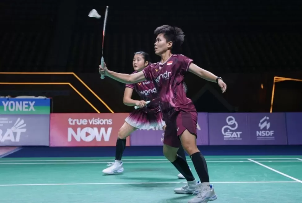 Final panas membara di Bangkok! Tiwi/Fadia tampil luar biasa dengan menundukkan pasangan China Bao/Li lewat laga tiga gim penuh drama. Kemenangan ini mengantarkan Merah Putih berkibar di Thailand Masters 2026.