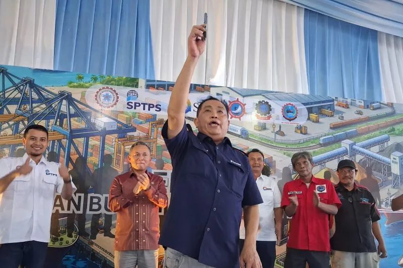 Politikus Arief Poyuono dari Partai Gerindra menilai program Makan Bergizi Gratis (MBG bukan sekadar bantuan sosial, melainkan investasi strategis untuk memperkuat kualitas SDM dan mendorong pertumbuhan ekonomi nasional.