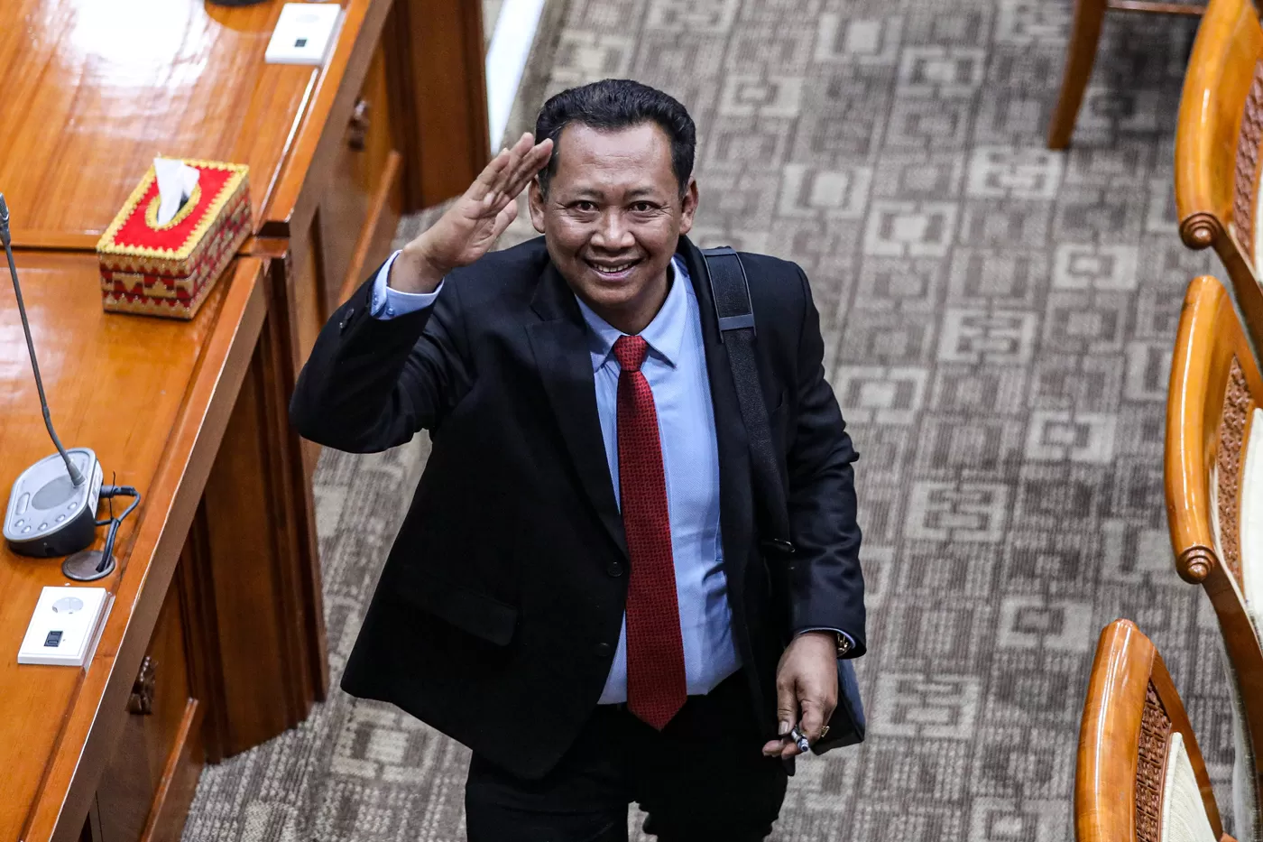 KPK kembali beraksi! Operasi Tangkap Tangan di Banjarmasin, Kalimantan Selatan, mengungkap dugaan praktik korupsi di lingkungan kantor pajak. Hingga kini, identitas pihak yang diamankan masih dirahasiakan. Publik menanti langkah tegas KPK demi menjaga integritas pelayanan publik.