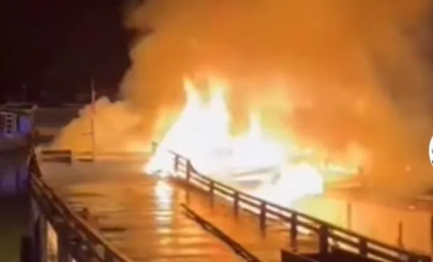 Panik di Labuan Bajo! 4 Kapal Wisata Terbakar Dini Hari (Ilustrasi)