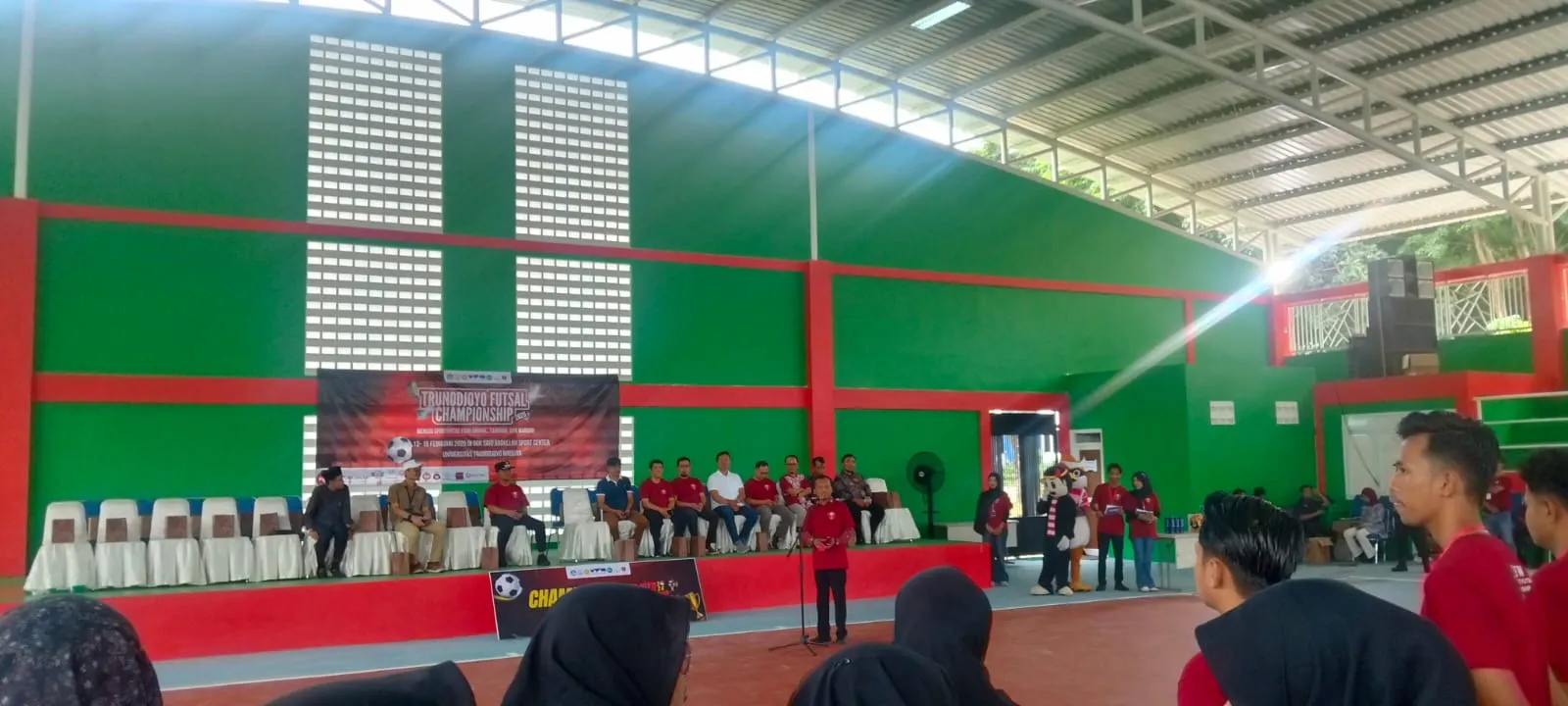 Rektor UTM Prof Safi' memberikan sambutan saat pembukaan turnamen Trunojoyo Championship 2026 di GOR Said Abdullah Sport Center (Foto/Syah)