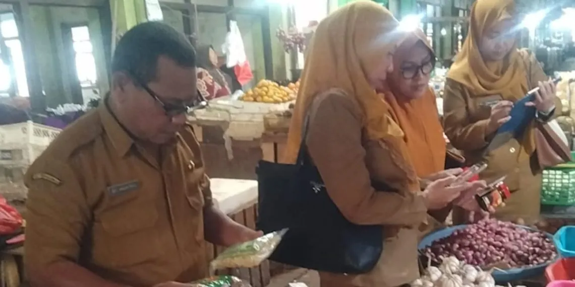 Petugas dari Pemerintah Kabupaten Bangkalan melakukan pengawasan di sejumlah pasar di Bangkalan, termasuk Pasar Ki Lemah Duwur dan Pasar Bancaran, untuk menertibkan peredaran produk makanan dan minuman kedaluwarsa menjelang Ramadan.