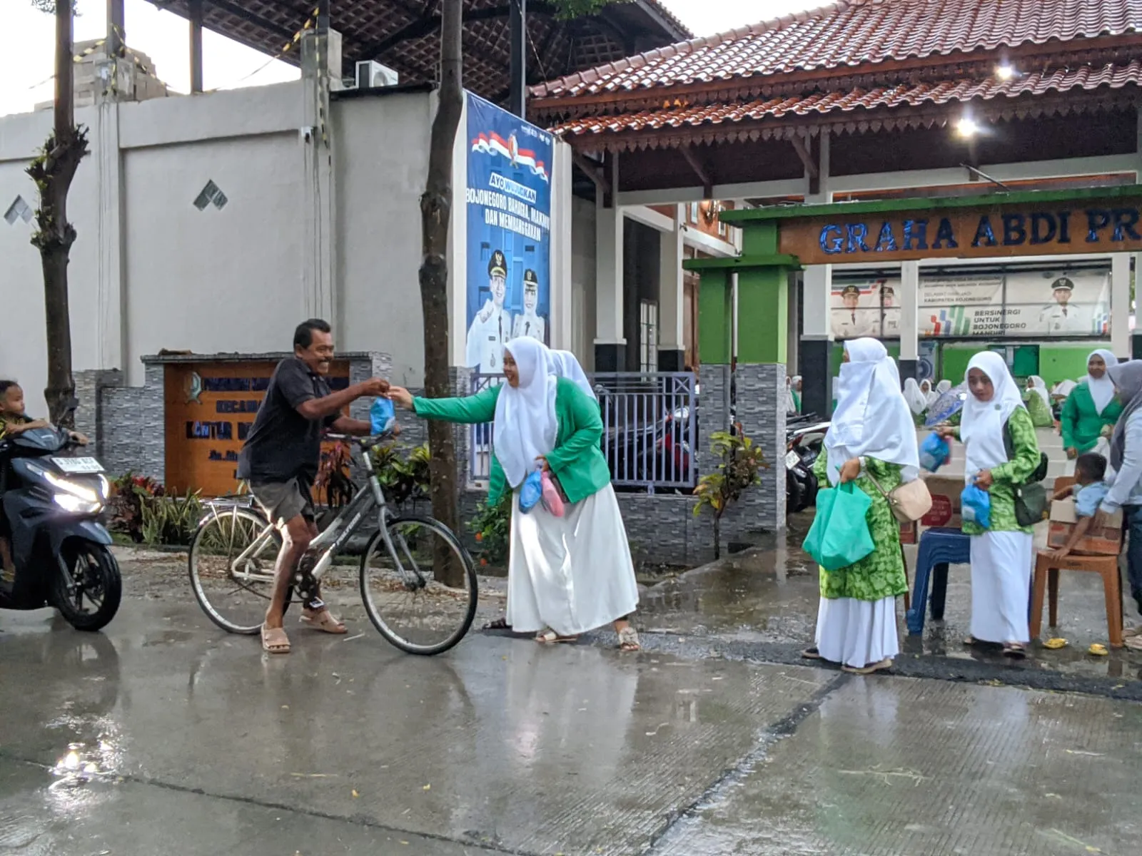 Ramadan di Bojonegoro, Fatayat NU Balen Bagi Ratusan Takjil dan Santuni Anak Yatim (Ilustrasi)