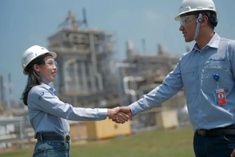 Ekspansi regional PT Chandra Asri Pacific Tbk melalui aset di Singapura dan pembangunan pabrik CA-EDC di Cilegon dinilai memperkuat daya saing industri petrokimia nasional serta mendukung hilirisasi dan peningkatan devisa negara.