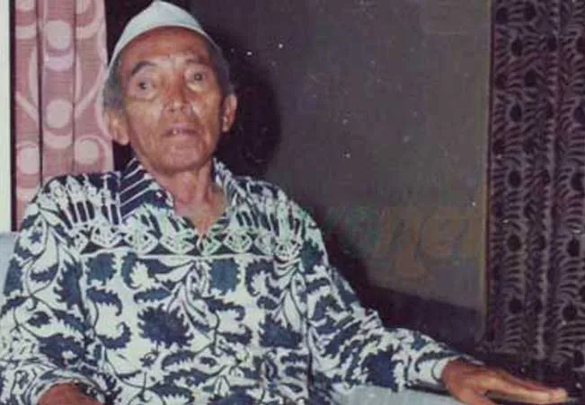 Subhanallah, kisah KH Mahrus Aly “Kiai Anti Air” menjadi bukti bahwa pertolongan Allah selalu hadir bagi hamba-Nya yang ikhlas dan bertakwa. Mobil tenggelam berjam-jam di Bengawan Solo, namun beliau dan rombongan keluar selamat tanpa setetes air pun. Sebuah teladan iman, kesabaran, dan ketawadhuan yang patut kita renungkan. Semoga kita mampu meneladani keikhlasan dan keteguhan beliau. Aamiin.