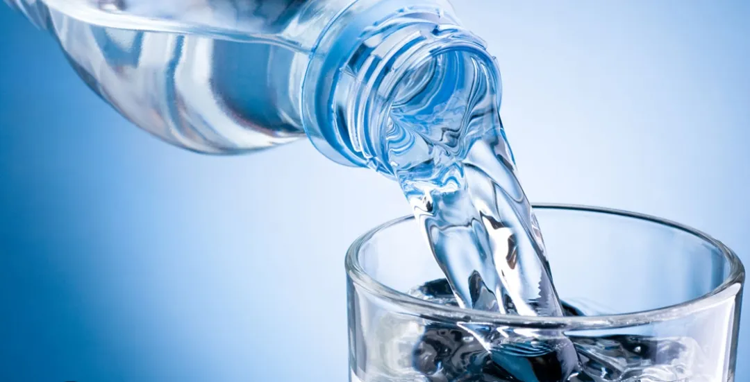 Sehat: Biasakan Minum Air Secara Teratur (Ilustrasi)