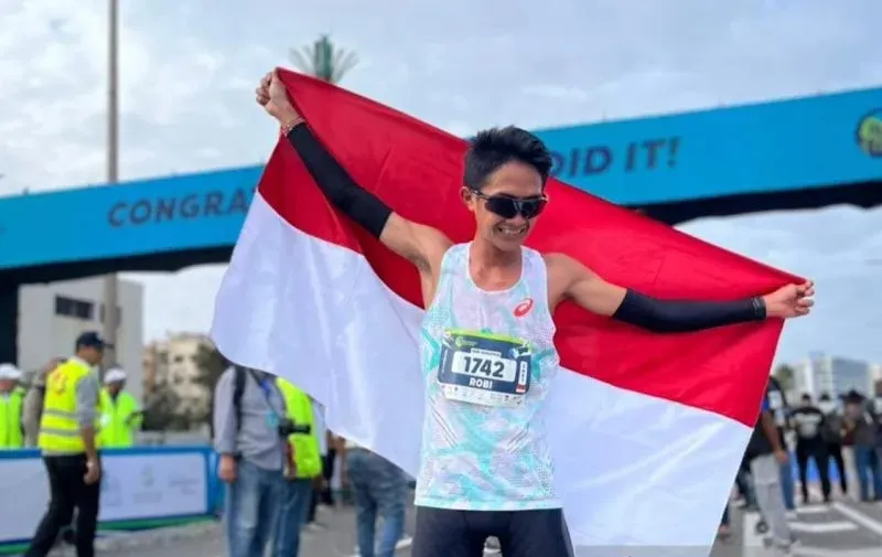 **Robi Syianturi kembali mengukir sejarah di Sevilla Marathon 2026 dengan memecahkan rekor nasional dan Asia Tenggara lewat catatan waktu 2:13:18, sekaligus membuktikan bahwa atlet Indonesia mampu bersaing di level dunia.