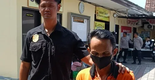 Majelis Hakim PN Mataram menjatuhkan vonis 16 tahun penjara kepada Ahmad Faisal alias Walid Lombok atas kasus pencabulan dan persetubuhan terhadap santriwati. Putusan ini menjadi langkah penting dalam menegakkan keadilan bagi para korban serta peringatan keras agar tidak ada lagi kekerasan seksual yang berlindung di balik simbol agama (foto/detik).