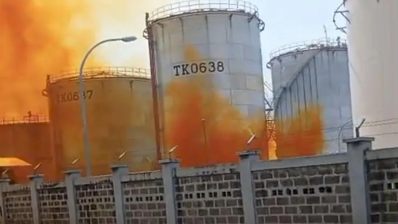 Asap oranye dari pabrik kimia di Cikuasa, Merak, sempat bikin warga panik. Setelah dicek polisi, ternyata bukan kebocoran, melainkan reaksi kimia saat pembersihan pipa. Kualitas udara pun dinyatakan aman oleh DLH. Warga diminta tetap tenang dan tidak mudah terpancing isu hoaks.