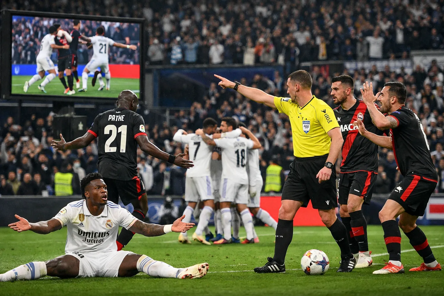 Moment kontroversi saat pertandingan Real Madrid vs Rayo Vallecano Tadi Malam (Dok. Istimewa)