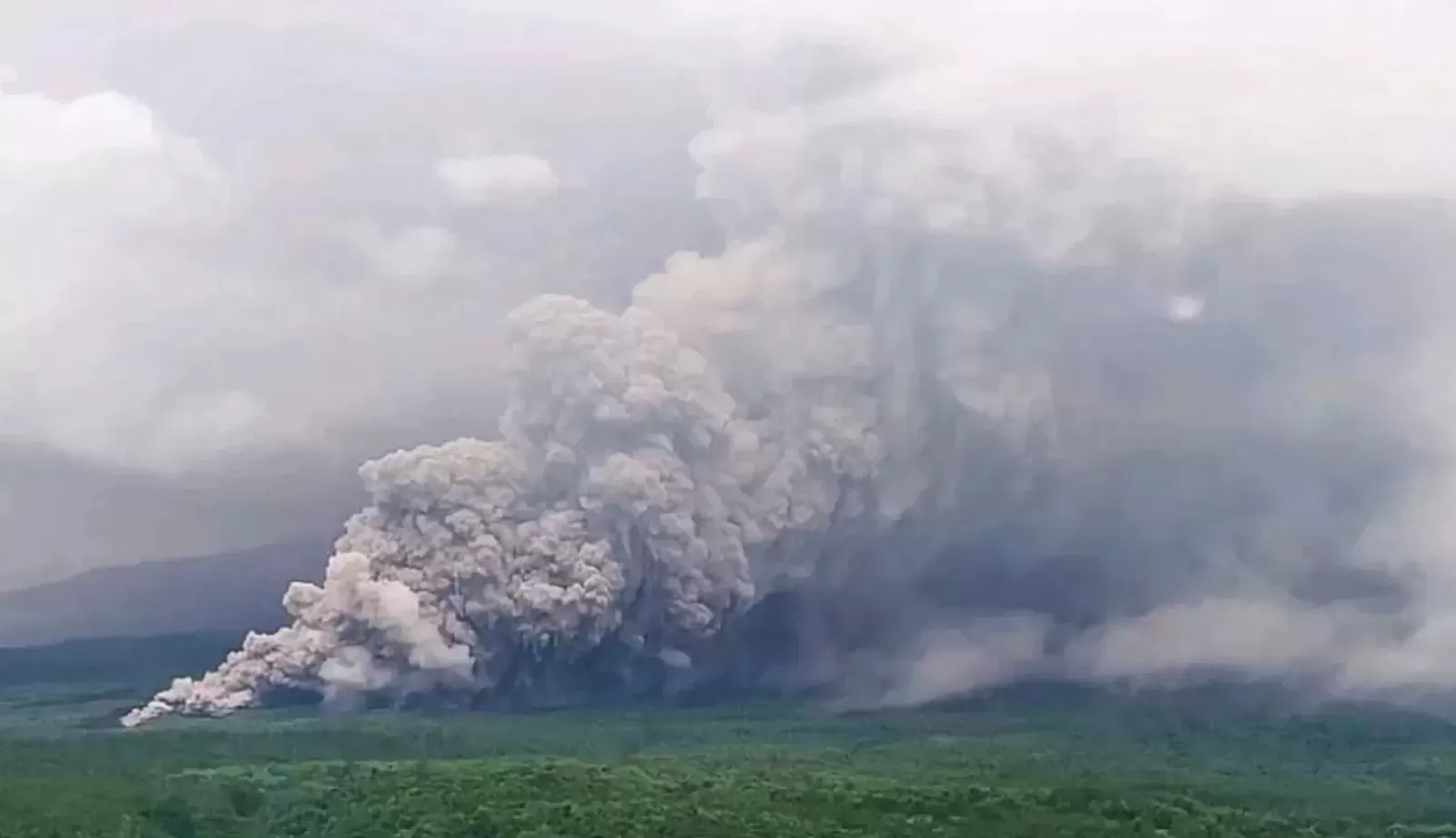 Gunung Semeru Erupsi Pagi Ini, Warga Kabupaten Lumajang, Jawa Timur Diminta Waspada.