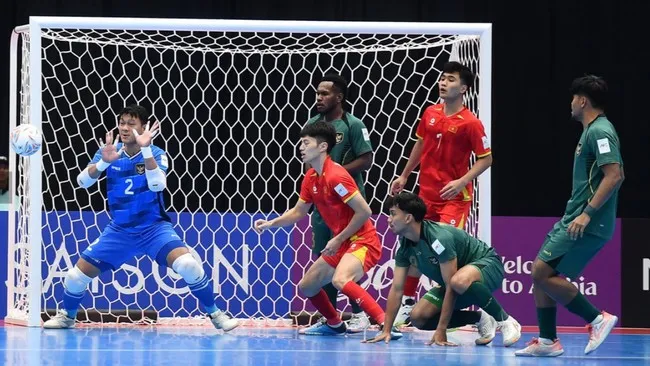 Garuda Futsal kembali membuktikan kualitasnya di Asia. Kemenangan dramatis 3-2 atas Vietnam mengantarkan Indonesia ke semifinal Piala Asia Futsal 2026. Terus berjuang, terus membanggakan negeri. Bersama kita dukung Merah Putih menuju juara.