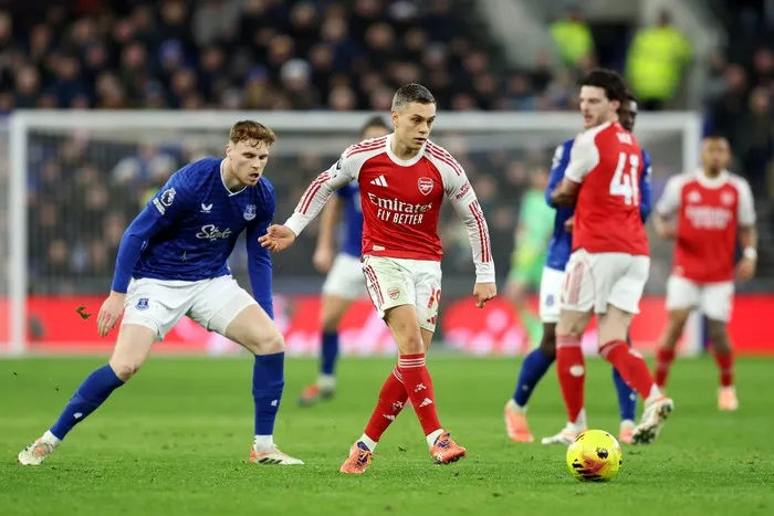 Serangan balik mematikan, gol kemenangan, tiket final! Arsenal makin dekat dengan trofi.