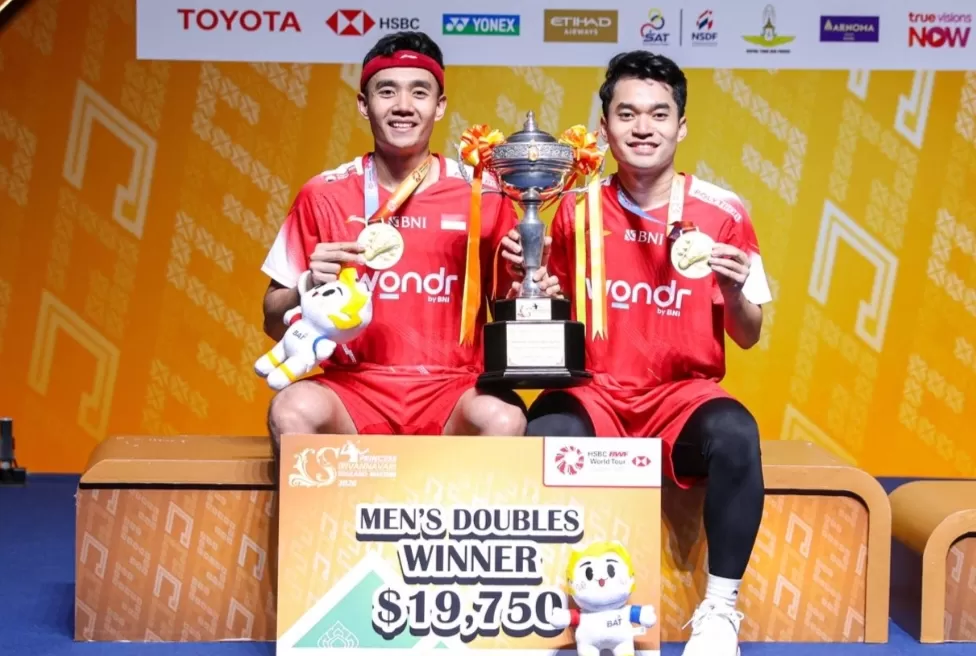 Leo Rolly Carnando/Bagas Maulana kembali mengharumkan nama Indonesia. Tampil dominan di final Thailand Masters 2026, mereka sukses menaklukkan Raymond/Joaquin dan mengangkat trofi juara. Mental baja dan permainan solid jadi kunci kemenangan.