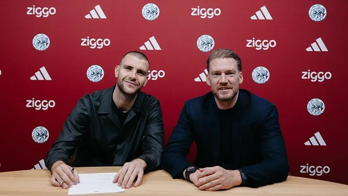 Maarten Paes resmi menandatangani kontrak bersama Ajax Amsterdam. Kiper Timnas Indonesia ini siap menghadapi tantangan baru di Eredivisie dan membawa De Godenzonen bangkit bersama dukungan Jordi Cruyff dan Denny Landzaat.