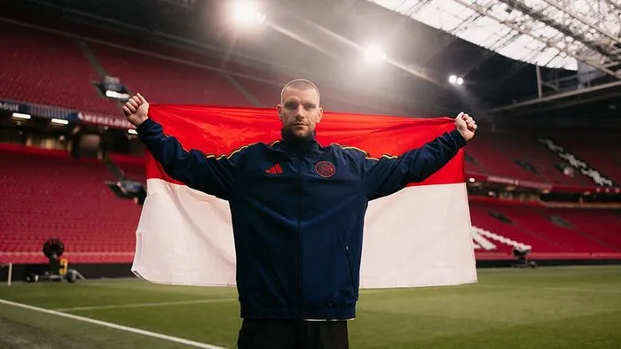 Maarten Paes resmi berseragam Ajax Amsterdam dan siap mengibarkan Merah Putih di panggung sepak bola Eropa. Kiper Timnas Indonesia ini membawa harapan besar untuk mengharumkan nama bangsa bersama De Godenzonen.